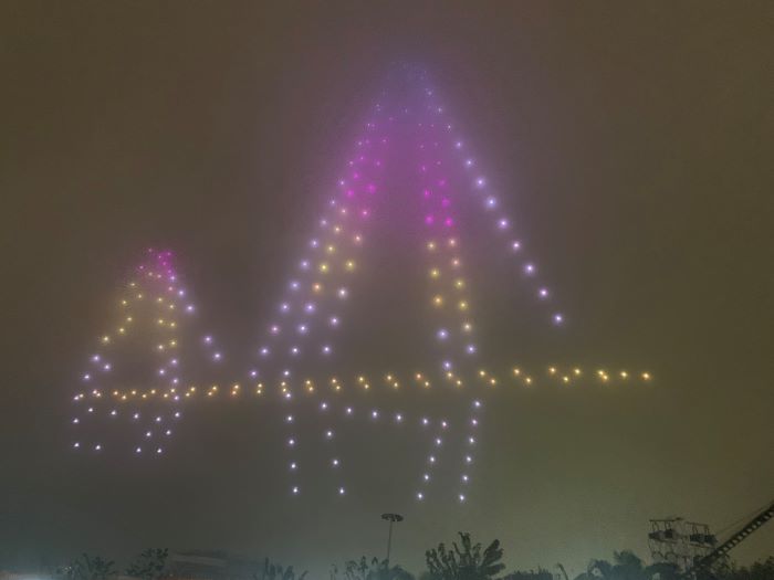 Màn biểu diễn ánh sáng với 300 drone(thiết bị bay không người lái) với những hình ảnh mang tính biểu tượng của quận Tây Hồ như: cầu Nhật Tân, sen bách diệp, hoa đào Nhật Tân…